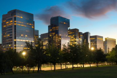 Nueva Las Condes 'deki binalar, Araucano Park' ın yanındaki Las Condes bölgesinde yeni bir finans ve iş merkezi, Santiago de Chile