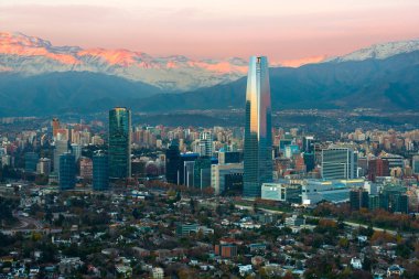 Panoramik Providencia ve Las Condes semtlerinden Andes dağ silsilesi ile gün batımında, Santiago de Chile
