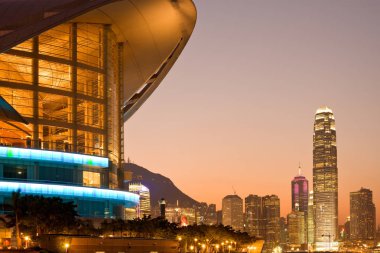 Hong Kong, Çin - 05 Aralık 2008: Hong Kong Kongre ve Sergi Merkezi binası ve Victoria Limanı silueti.