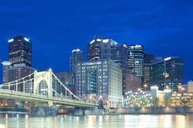 Şehir silueti ve Allegheny Nehri üzerinde Roberto Clemente Köprüsü, Pittsburgh, Pennsylvania, Abd