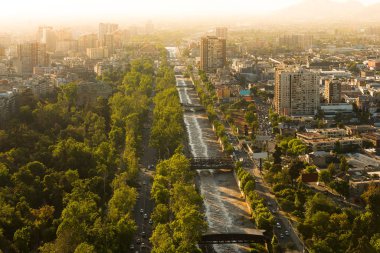 Şehir merkezindeki Mapocho Nehri ve Orman Parkı Patronato, Güzellik Sanatları ve Bellavista, Santiago, Şili