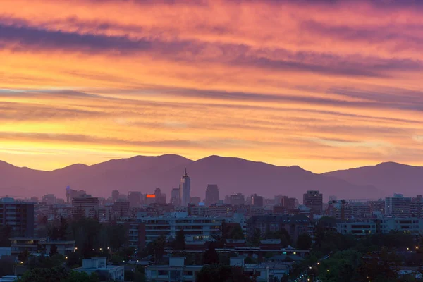 Στον Ορίζοντα Της Πόλης Σαντιάγο Χιλή Στο Ηλιοβασίλεμα — Φωτογραφία Αρχείου