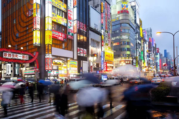 Shinjuku Tokio Japan April 2010 Menschen Mit Regenschirmen Lebhaften Viertel — Stockfoto