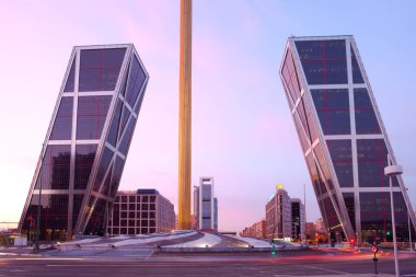 Paseo de la Castellana Bulvarı 'ndaki modern binaların silüeti Madrid, İspanya