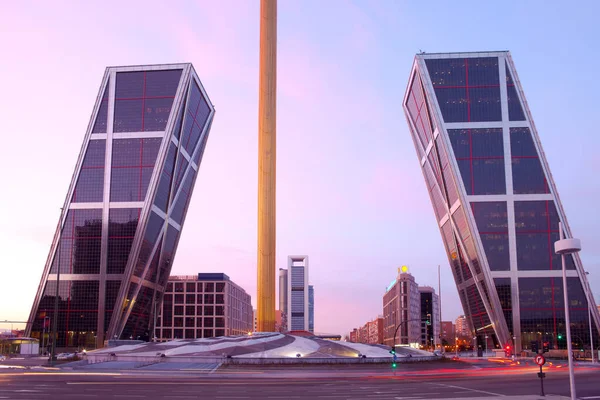 Paseo de la Castellana Bulvarı 'ndaki modern binaların silüeti Madrid, İspanya