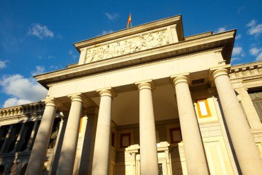 Madrid, İspanya - Nisan 04, 2010: Museo del Prado (Prado Sanat Müzesi) ön cephesi).