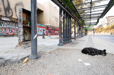 Santiago, Şili - 01 Mart 2020: Ekim 2019 'da başlayan sosyal krizin ardından günlük protesto, yürüyüş ve polisle yüzleşme yapılan Sıfır Noktası' nın yıkımı.