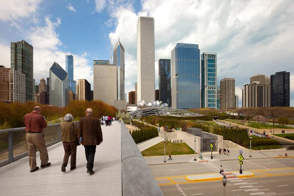 Chicago, Illinois, ABD - 06 Mayıs 2011: Nichols Bridgeway 'deki son sınıf öğrencileri Millennium Park' ta