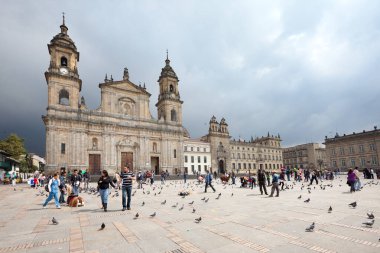 Bogota, La Candelaria, Kolombiya - 26 Kasım 2011: Plaza de Bolivar ve Katedral şehir merkezindeki ana meydanda.