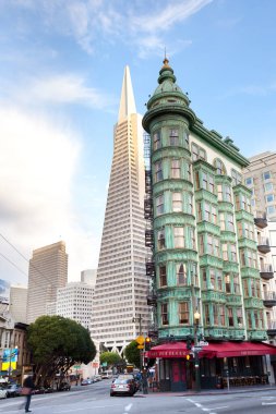 San Francisco, California, ABD - 21 Mart 2012: Columbus Bulvarı 'ndaki Sentinel binası ve Transamerica Piramidi.