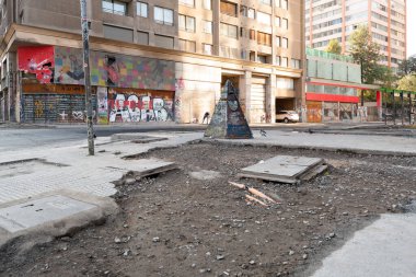 Santiago, Şili - 01 Mart 2020: Ekim 2019 'da başlayan sosyal krizin ardından günlük protesto, yürüyüş ve polisle yüzleşme yapılan Sıfır Noktası' nın yıkımı.