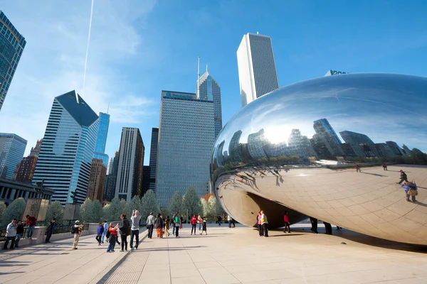 Чикаго Штат Іллінойс Сша Лінія Будівель Туристів Парку Мілленіум Центрі — стокове фото