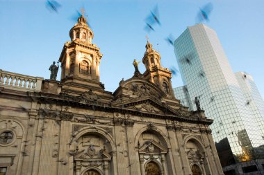 Metropolitan Katedrali Plaza de Armas 'da, Santiago de Chile şehir merkezindeki ana meydan, Güney Amerika
