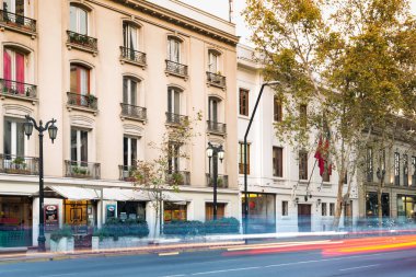 Santiago, Metropolitana Bölgesi, Şili - Haziran 2016: Jose Miguel de la Barra Caddesi 'ndeki geleneksel Güzellik Sanatları Mahallesi.