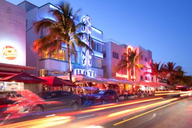 South Beach, Miami, Florida, ABD - 23 Mart 2012: Ünlü Art Deco bölgesindeki Ocean Drive 'daki oteller, barlar ve restoranlar.