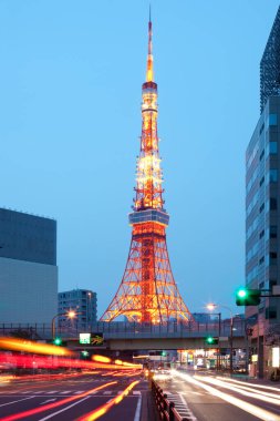 Tokyo Kulesi, Minato Ward, Tokyo, Kanto Bölgesi, Honshu, Japonya 'da alacakaranlıkta.