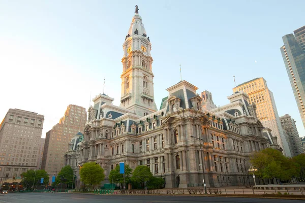 市役所とダウンタウンフィラデルフィアアメリカ合衆国ペンシルベニア州早朝 — ストック写真
