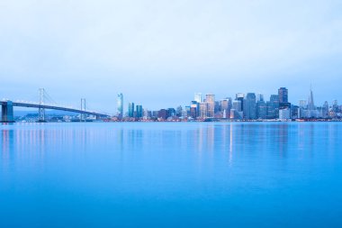 Şafakta körfezin karşısındaki şehir silueti, San Francisco, California, ABD