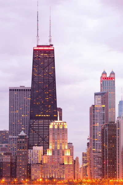 美国伊利诺斯州黄昏时芝加哥市中心的天空线 — 图库照片