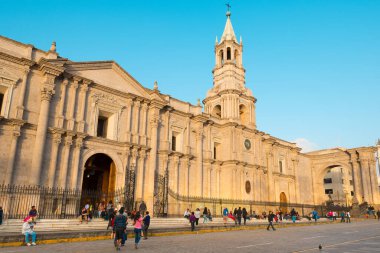 Arequipa, Provincia de Arequipa, Peru... Katedral Katedral Bazilikası 'nın dışındaki insanlar ana meydanda..