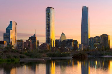 Las Condes bölgesindeki binaların silueti, Santiago de Chile