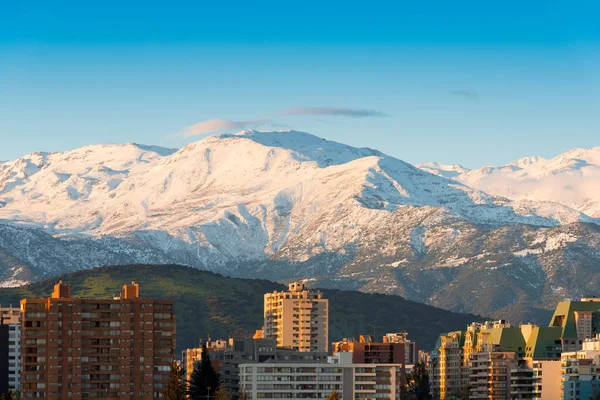 Skyline Van Residentiële Appartementengebouwen Wijk Las Condes Met Besneeuwde Los — Stockfoto