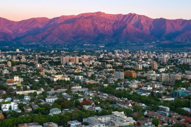 Los Andes dağ sırası ile Providencia bölgesinin panoramik manzarası, Santiago de Chile