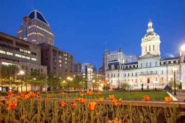 Baltimore Belediye Binası ve Savaş Anıtı Şafak vakti, Baltimore, Maryland, ABD