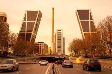 Paseo de la Castellana Bulvarı 'ndaki modern binaların silüeti Madrid, İspanya