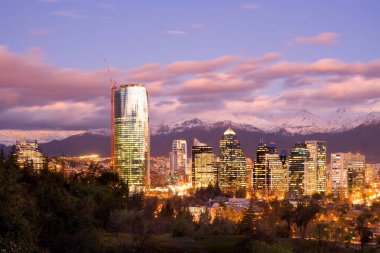 Las Condes ve Providencia bölgelerindeki modern ofis binalarının silueti. Arkada And Dağları, Santiago, Şili, Güney Amerika.