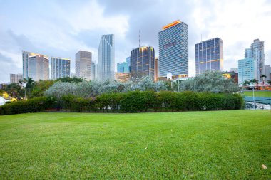 Bayfront Park ve şehir merkezi alacakaranlıkta, Miami, Florida, ABD