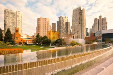 Yerba Buena Gardens ve San Francisco, California, ABD şehir merkezi silueti