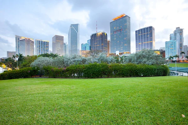 Bayfront Park ve şehir merkezi alacakaranlıkta, Miami, Florida, ABD