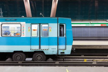 Santiago, de Chile, Metropolitana Bölgesi, Şili - Vicente Valdes Metro İstasyonunda Tren.