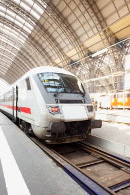 Frankfurt, Hesse, Almanya 'daki Tren İstasyonunda Tren