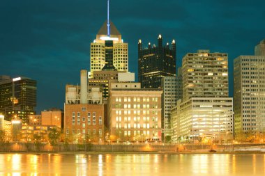 Şehir merkezi silüeti ve Allegheny Nehri, Pittsburgh, Pennsylvania, ABD