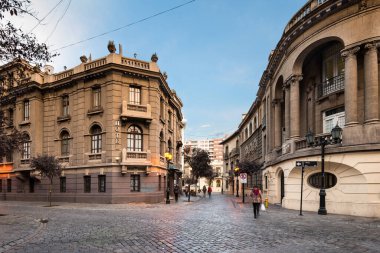 Santiago; Metropolitana Bölgesi, Şili - Paris 'in geleneksel Avrupa tarzı mimarisi - Londres Mahallesi.
