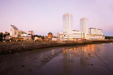 Puerto Montt, Şili Gölü Bölgesi, Şili merkezindeki binaların silueti