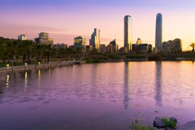 Santiago de Chile, Metropolitana Bölgesi, Şili - Vitacura ve Providencia 'daki binaların Skyline' ı, Parque Bicentenario 'daki de Pond' dan.