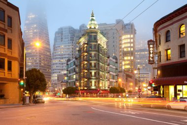 San Francisco, California, ABD - Columbus Bulvarı 'nda hafif patikalar Sentinel binası ve arkasında Transamerica Piramit Binası.