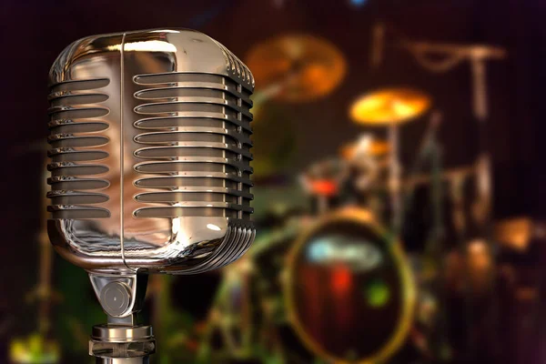 Renderelés Retro Vintage Mikrofon Színpadon Egy Blured Dob Készlet Hátsó — Stock Fotó