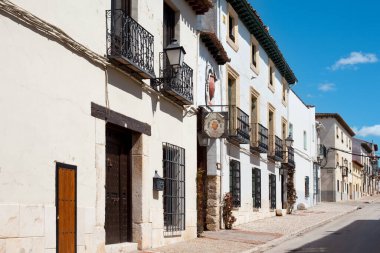 Chinchon, Comarca de Las Vegas, İspanya Madrid dışındaki geleneksel Chinchon köyünde İspanyol mimarisi olan bir sokak..