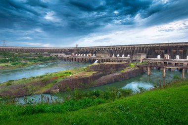 Brezilya ve Paraguay Sınırı, Güney Amerika - Parana Nehri üzerindeki Itaipu Hidroelektrik Barajı.
