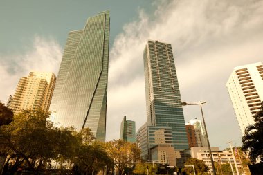 Miami, Florida, ABD 'deki Brickell Bulvarı' ndaki gökdelenlerin silueti.