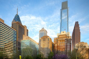 Rittenhouse Meydanı, Philadelphia, Pennsylvania, ABD 'deki modern binaların silueti