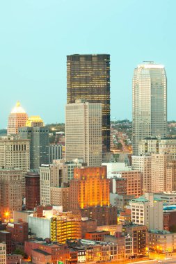 Pittsburgh Merkez Ticaret Bölgesi 'nin Skyline' ı, alacakaranlıkta, Pennsylvania, ABD