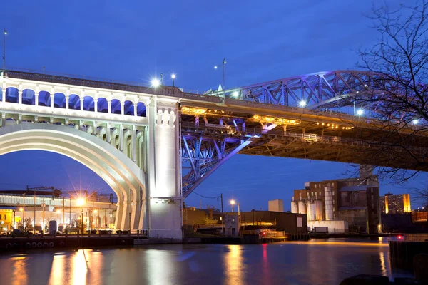 Verlicht Zicht Veterans Memorial Bridge Nachts Cleveland Ohio Verenigde Staten — Stockfoto