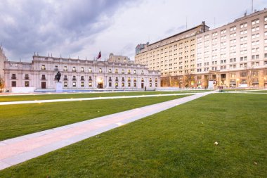 Santiago, Metropolitana Bölgesi, Şili - Palacio de la Moneda veya La Moneda, Şili başkanlık ve hükümet sarayı, mimar Joaquin Toesca ve Plaza de la Ciudadania tarafından tasarlanmıştır..