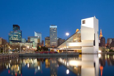 Cleveland, Ohio, Amerika Birleşik Devletleri 'nden alacakaranlıkta şehir silüeti.