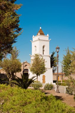 San Lucas kilise kulesi 1740 yılında Toconao adlı köyün ana meydanında Atacama Çölü, Antofagasta Bölgesi, Şili 'deki Salar de Atacama' da bir vahada inşa edildi..